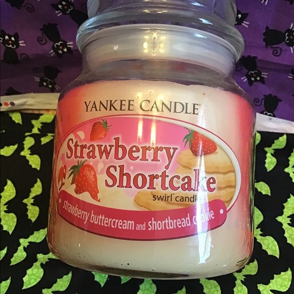 Yankee candle strawberry swirl